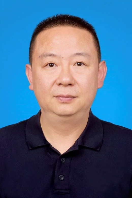 穿着蓝色衣服的男人AI 生成的内容可能不正确。