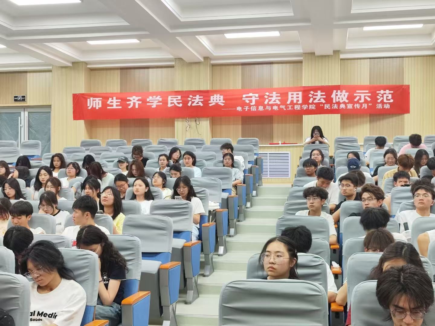 一群人正在听演讲AI 生成的内容可能不正确。