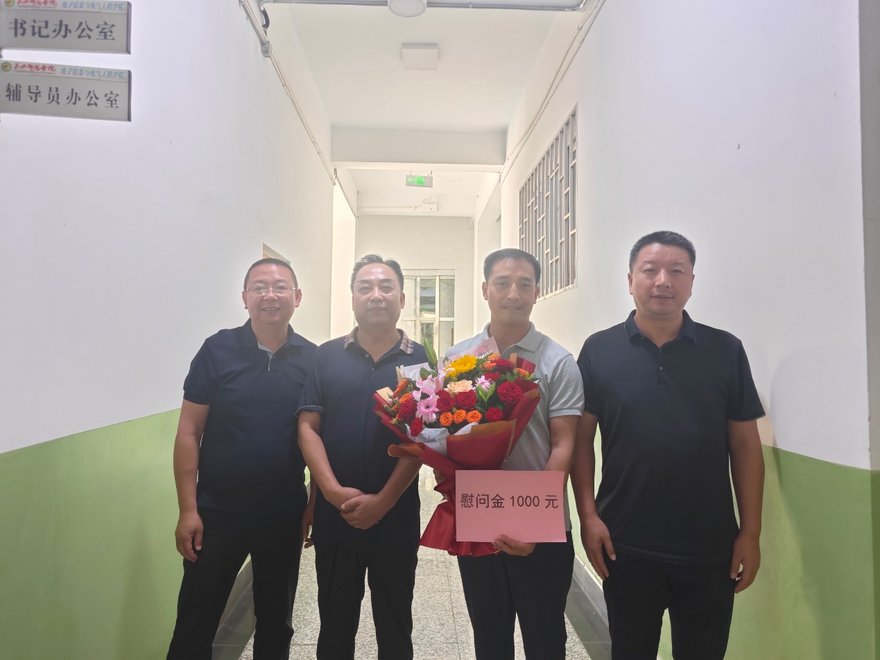 人们站在一起合影AI 生成的内容可能不正确。