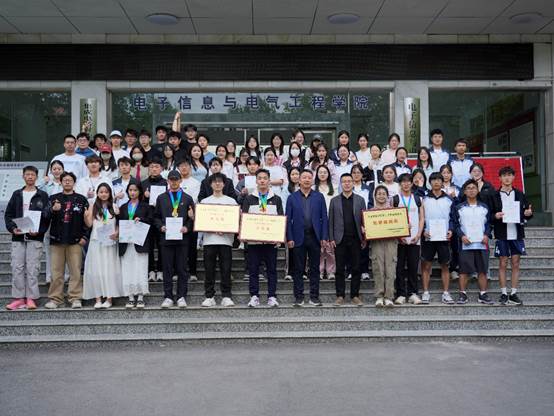 一群人站在路上 AI 生成的内容可能不正确。